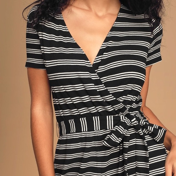 🌟 NEW IN! NWT Lulu’s Black Striped Romper 🌟 - Picture 2 of 4